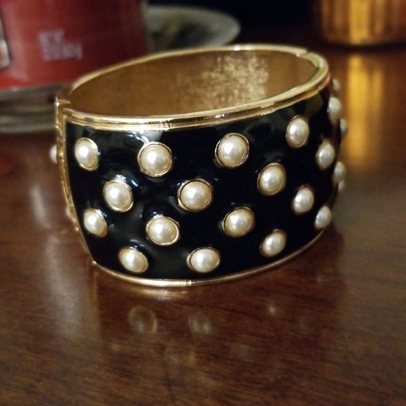 Black, gold, and pearl hinged bracelet - Picture 4 of 6